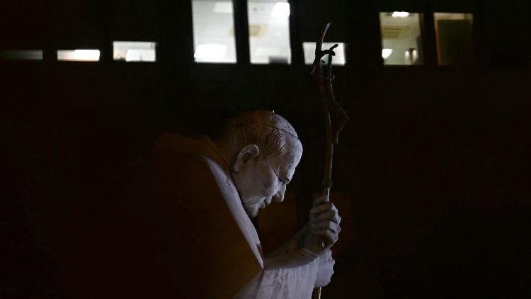 Condições estáveis para o Papa no Gemelli, sem novas crises