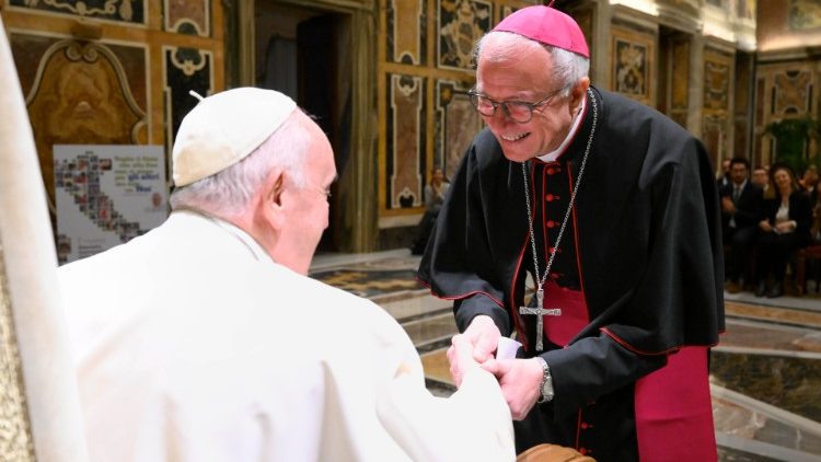 Papa no Gemelli, secretário-geral da CEI: sua fragilidade é iluminada pelo amor de Cristo
