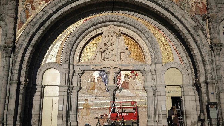 Lourdes: cobertos os mosaicos de duas portas do Santuário Mariano