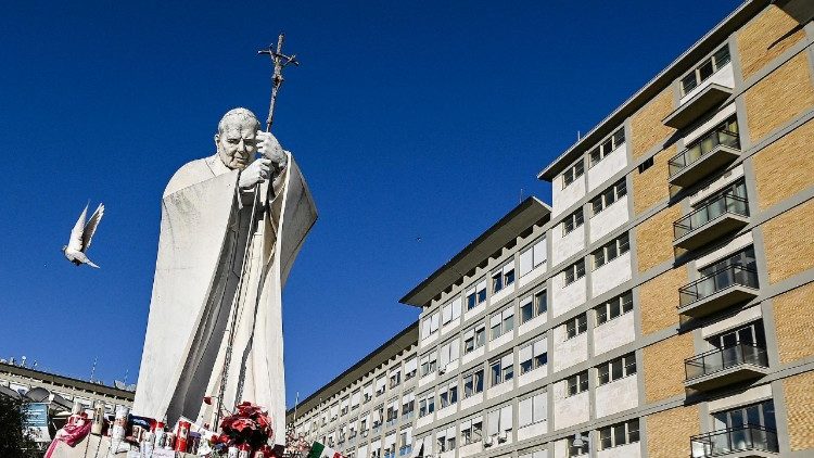 Papa Francisco dormiu a noite toda e mantém seu repouso