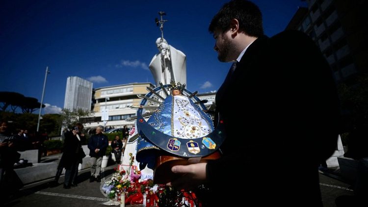 De migrantes a crianças, um abraço sem fronteiras para Francisco