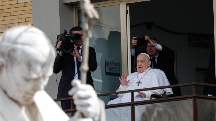 O Papa convalescente em Santa Marta, concelebra Missa na capela e continua terapia