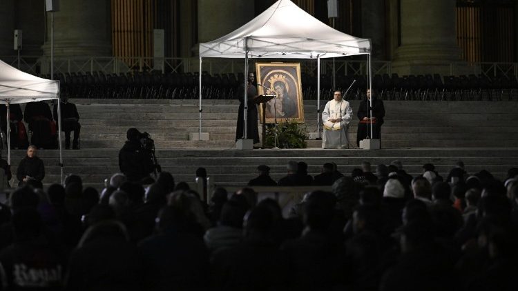 Padre Nugnes: pedimos o dom da saúde para o Papa e a paz para o mundo