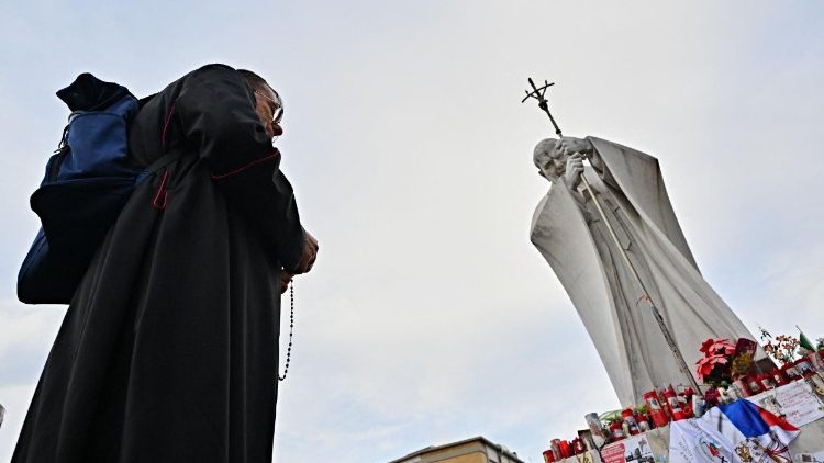 Papa no Gemelli: leve melhora, quadro clínico complexo