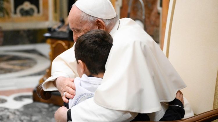 Papa: onde há uma criança ou uma pessoa vulnerável em segurança, ali se honra Cristo