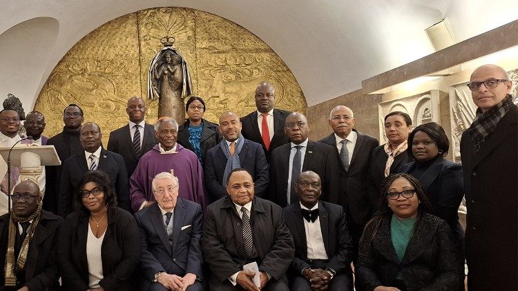 Diplomatas africanos rezam pelo Papa, cardeal Turkson: “Deus o fortaleça”