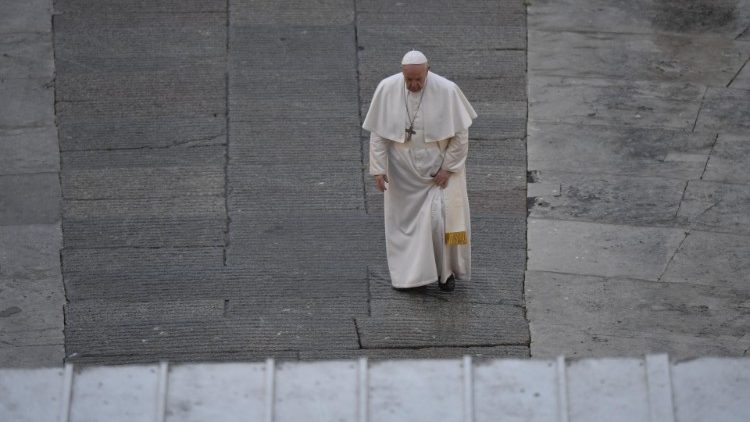 Aquela praça vazia e o pastor em sintonia com o mundo
