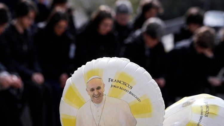 “Eu os acompanho daqui”: o aniversário de pontificado no Gemelli