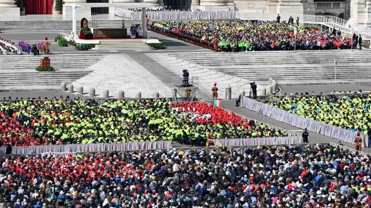 O Papa: pequenos gestos de serviço fazem florescer uma nova humanidade