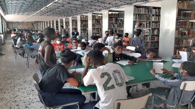 Burkina Faso e Eritreia, padres pavonianos apoiam jovens estudantes surdos