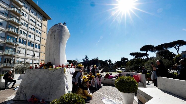Papa tem a intenção de saudar os fiéis na hora do Angelus dominical