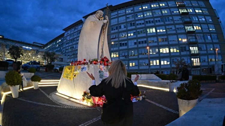 Papa no Gemelli: melhorias consolidadas. Médicos retiram o prognóstico reservado