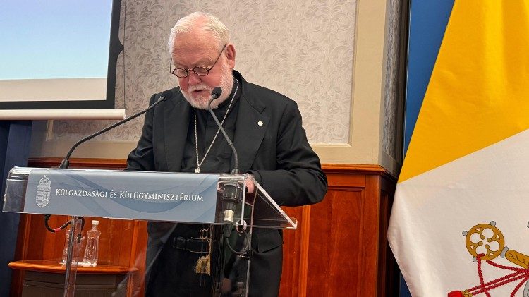 Gallagher na Hungria: colocar a dignidade humana no centro das negociações de paz