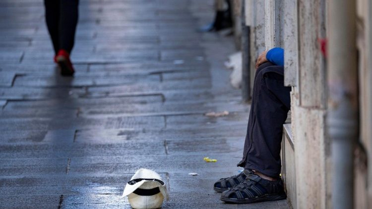 O Papa: testemunhar o amor, chama viva que dá força aos frágeis e necessitados