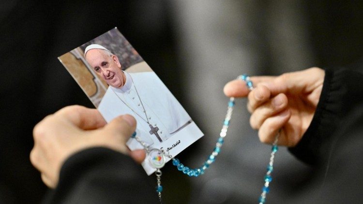 Fiéis da América Latina intensificam orações pela saúde do Papa