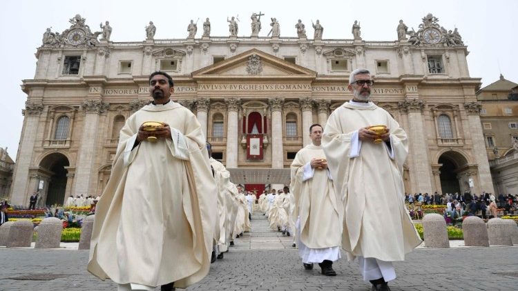 Comastri celebra a Missa de Páscoa e o cardeal Re preside a Vigília do Sábado Santo