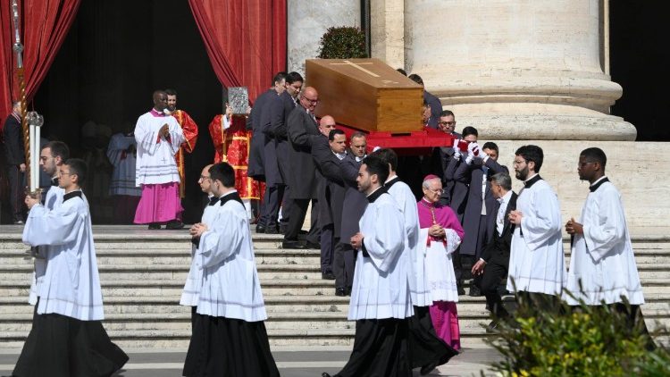 Cardeal Re: Francisco, um Papa com um coração aberto a todos