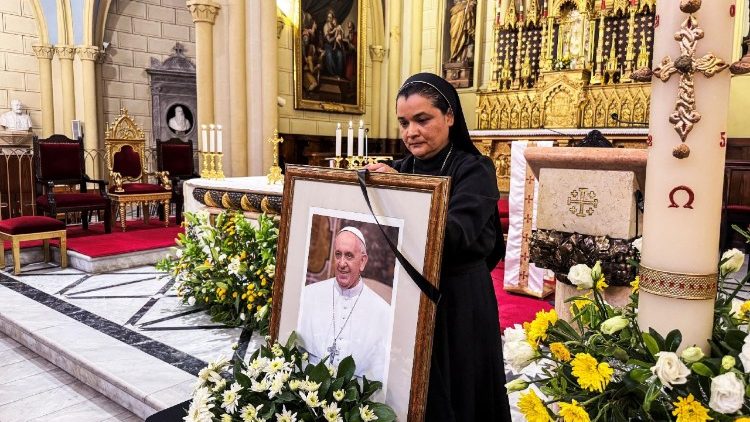 Terra Santa chora Francisco: “Líder da paz”