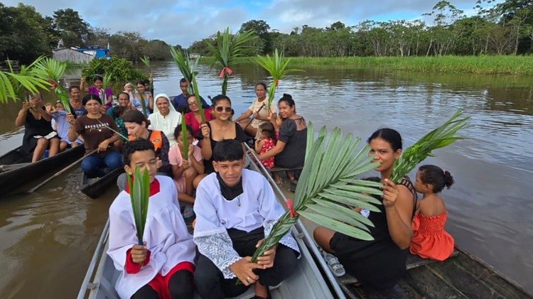 A canoa que virou jumentinho: Domingo de Ramos na Prelazia de Tefé