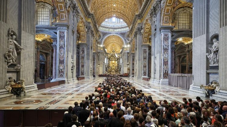 Antes da despedida na Basílica, brasileiros destacam humanidade de Francisco