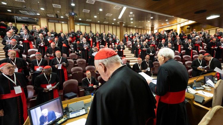Todos cardeais eleitores votam no Conclave, mesmo com limite de 120 superado