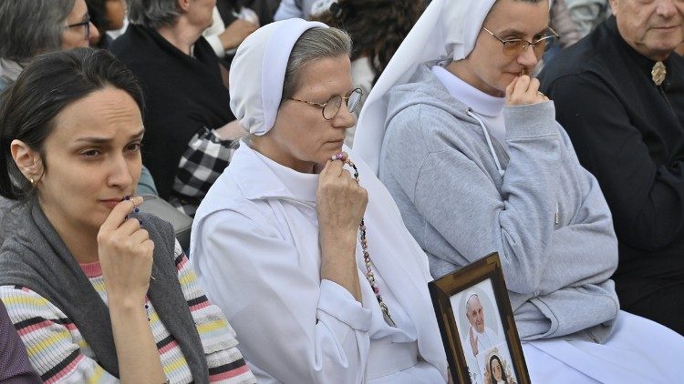 A oração do terço pelo Papa em Santa Maria Maior: da tristeza à esperança