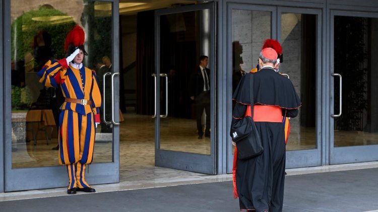 Cardeal Becciu renuncia a entrar em Conclave