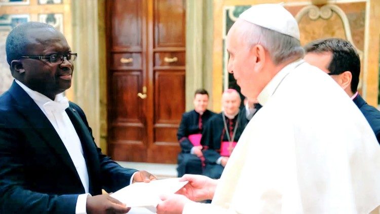 Francisco – Um Papa de pontes, paz e diálogo,  sem medo