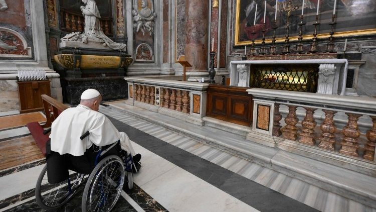 Francisco se detém em oração na Basílica de São Pedro, após saudar fiéis