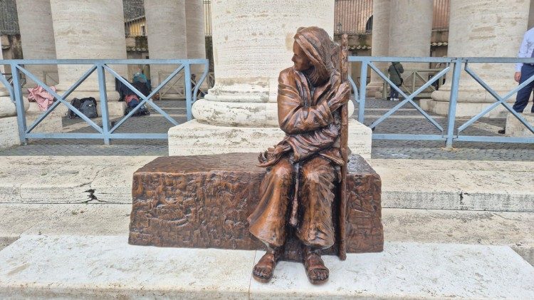 “Seja acolhedor”, uma escultura na Praça São Pedro para convidar ao acolhimento