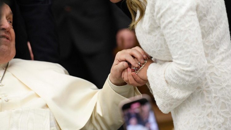Viagens para festividades muito caras, o Papa: “Ajudar com bônus jovens e famílias”