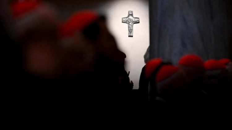 Em Santa Maria Maior, a homenagem dos cardeais ao Papa e as orações do povo