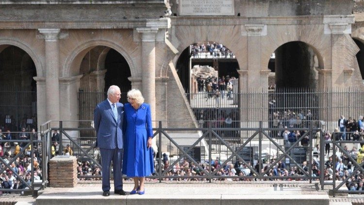 Carlos e Camilla em visita privada ao Papa em seu aniversário de casamento