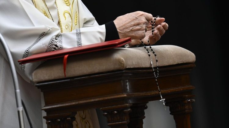 Terço em sufrágio pelo Papa Francisco na Praça São Pedro