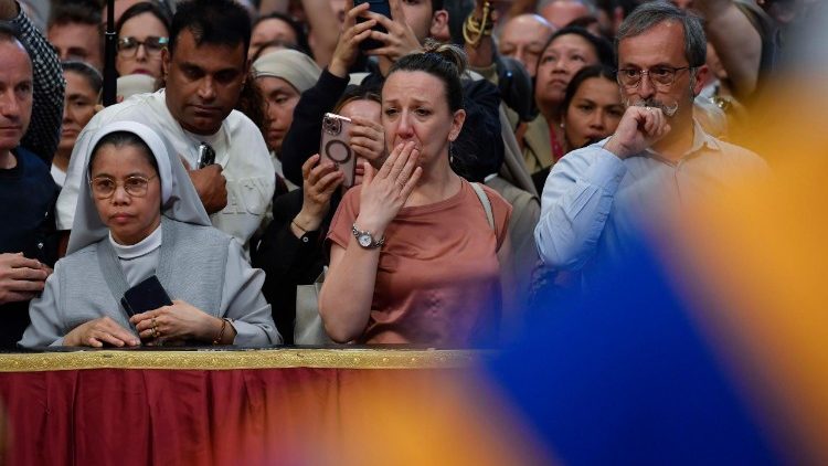 A emoção de milhares de fiéis, inclusive brasileiros, ao se despedir do Papa no Vaticano