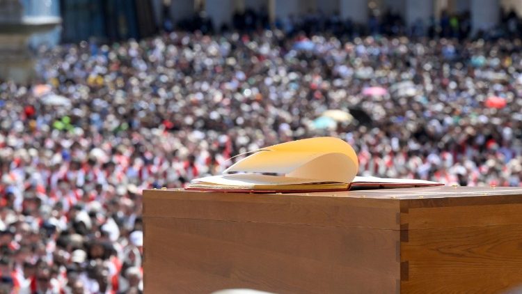 Adeus a Francisco e aquelas páginas do Evangelho acariciadas pelo vento