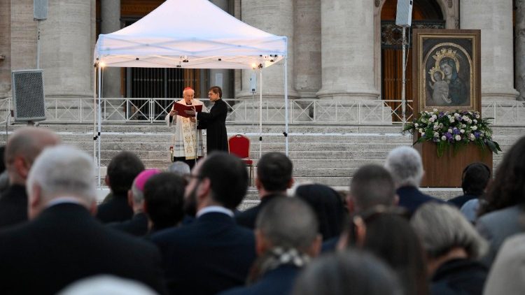 Cardeal Re: agradecemos a Deus pelo dom do ministério do Papa Francisco
