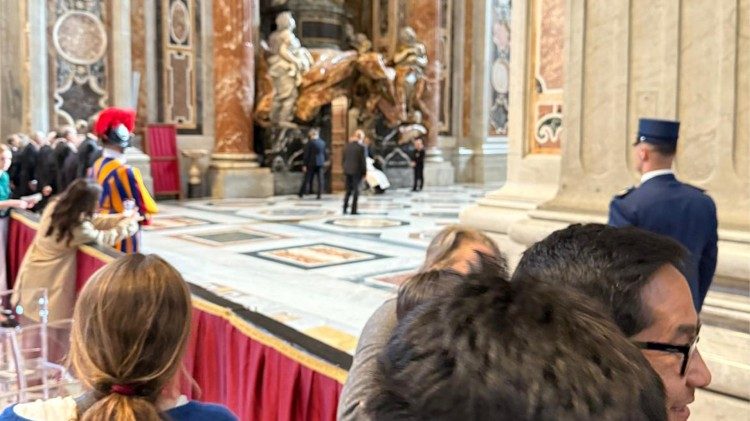 O Papa Francisco foi na tarde deste Sábado Santo à Basílica de São Pedro