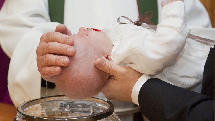 Vaticano, impossível cancelar-se do Registro de Batismo