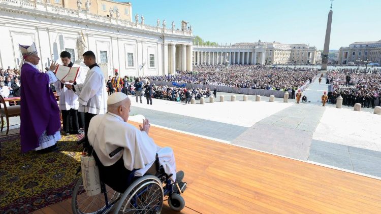 O Papa: na doença, Deus não nos deixa sós. Chegada surpresa à Praça