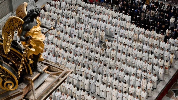Papa aos sacerdotes na Missa do Crisma: renovar o “Sim” para uma entrega radical, gratuita e discreta
