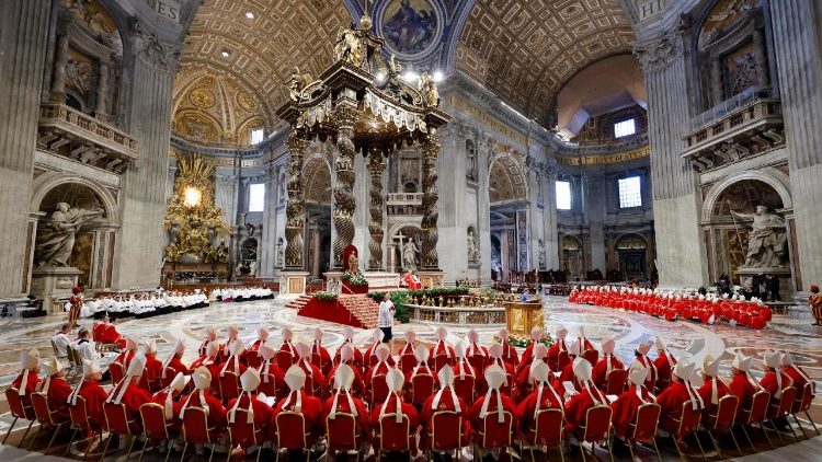 Sandri aos cardeais: lembremos que “reinar é servir”, como fez Francisco