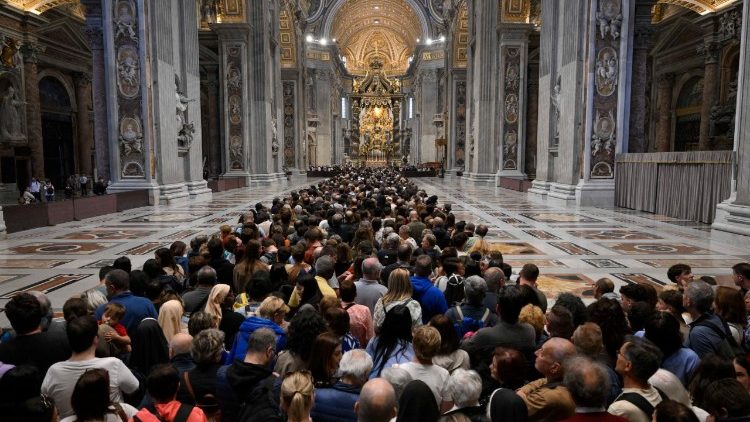 Mais de 120 mil pessoas já se despediram do Papa, inclusive brasileiros