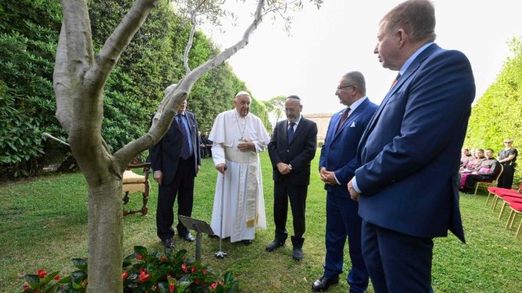 Diálogo, negociação, desarmamento: os caminhos da Igreja segundo Francisco para alcançar a paz