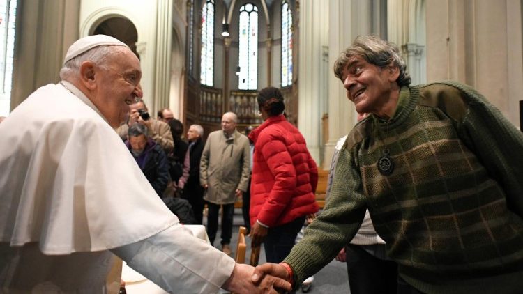Pobres e necessitados em Santa Maria Maior para a última despedida de Francisco