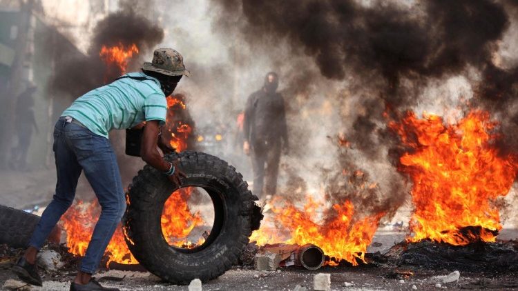 Haiti: bispos condenam a violência sem fim