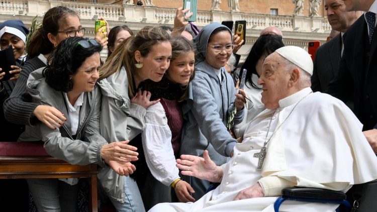Papa surpreende fiéis e aparece na Praça São Pedro