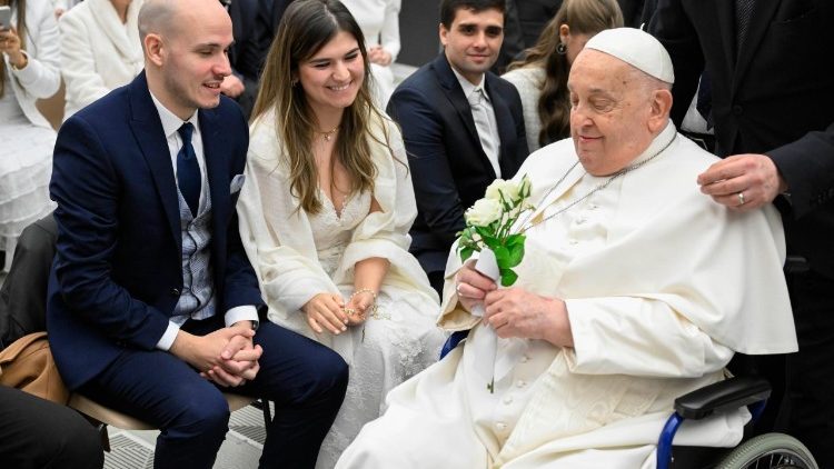 Papa às jovens famílias em um texto inédito: acreditem na “alegria do amor”