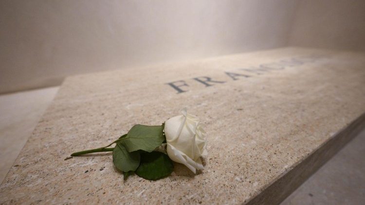 A rosa branca sobre o mármore do túmulo, símbolo de Teresa que o “ouviu”