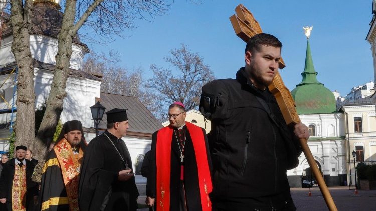 Ucrânia: a Via-Sacra em Kiev de ex-prisioneiros e mutilados de guerra